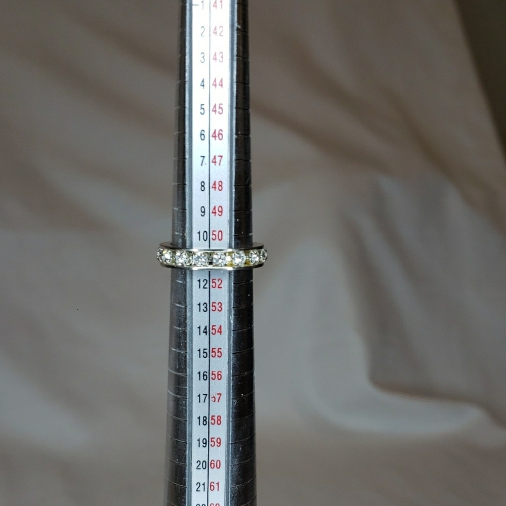 Dazzling Silver Women's Ring with Crystal Accents - Picture 5 of 6